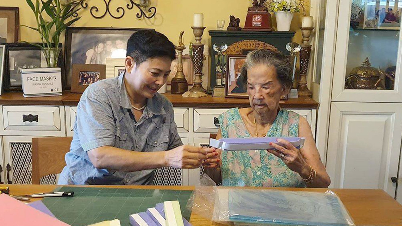 สุดยอดหัวใจ คุณยายมารศรี วัย 98 ปี นั่งทำ Face Shield บริจาค รพ. (คลิป)