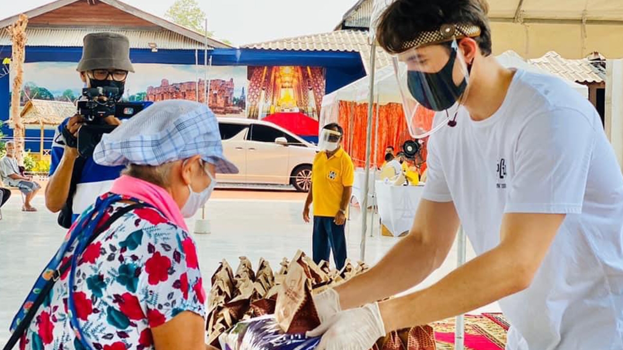 มิกค์ ทองระย้า หอบข้าว 790 กิโล ถวายวัด แจกชาวบ้าน 