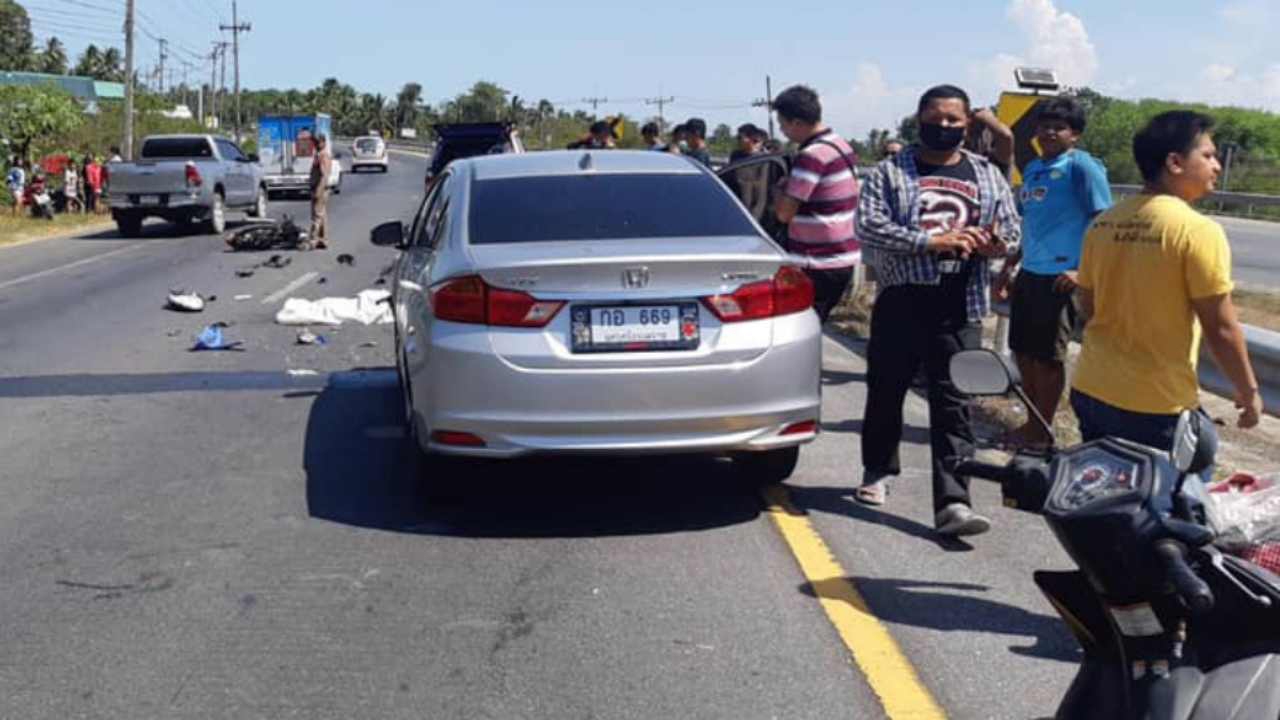 หนุ่มใหญ่ซ้อนจยย.วิ่งสวนเลน รถเก๋งมาตามทาง ชนกระเด็นดับ 2 ศพ