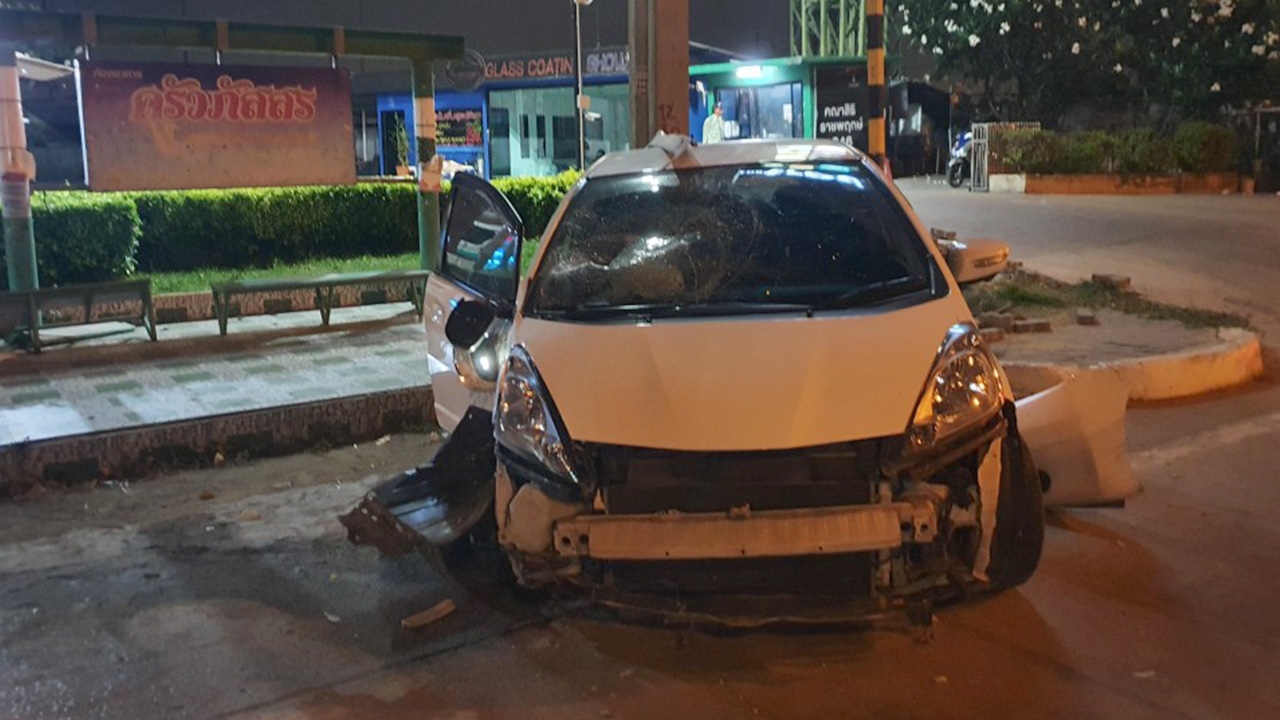 สาวขับเก๋ง แตะเบรกหมุนคว้าง ชนคนยืนข้างทาง กระเด็นคอหักดับคาพุ่มไม้