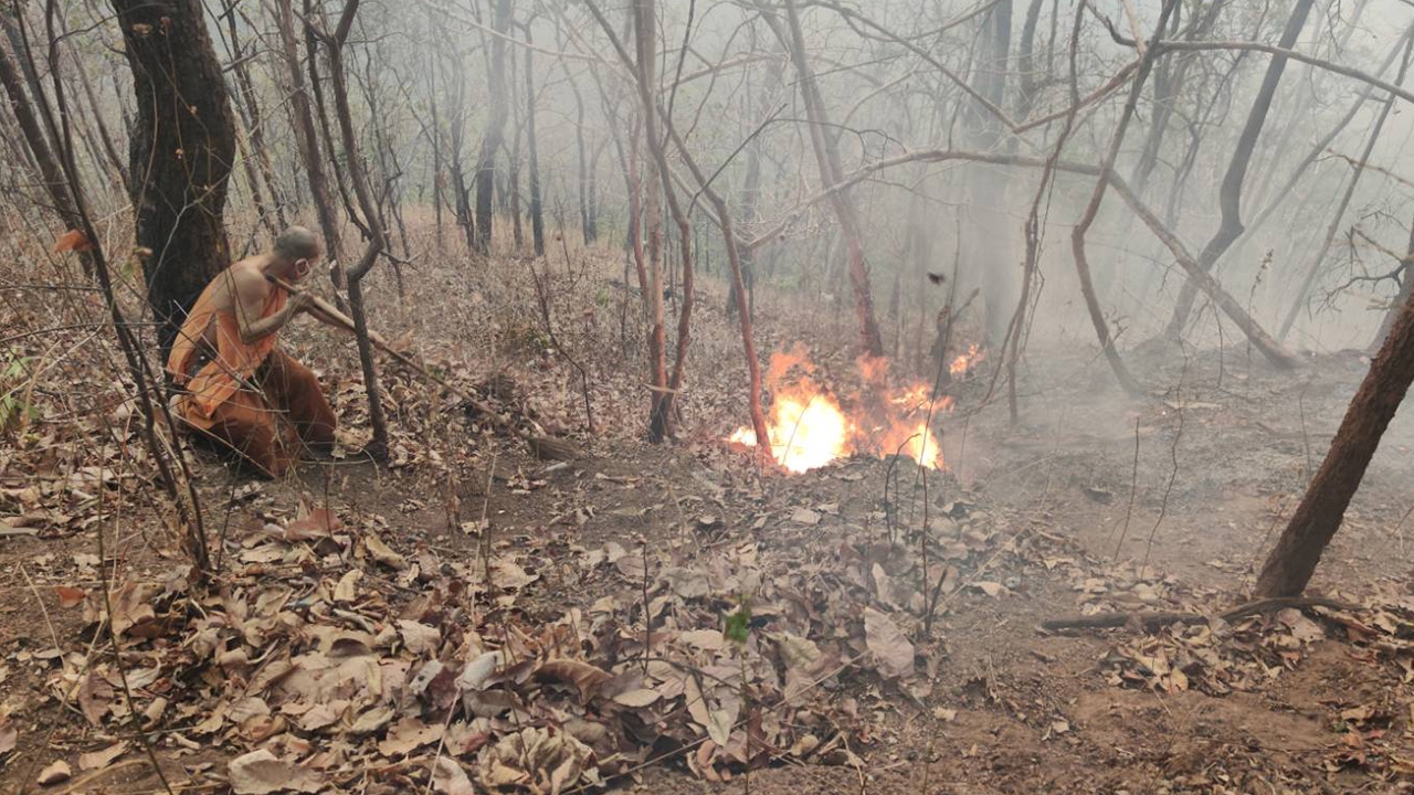 ไม่ไหวแล้วคุณโยม ไฟเผาป่ารอบวัดเจดีย์ลอยฟ้า พระ เณร เอาไม่อยู่แล้ว