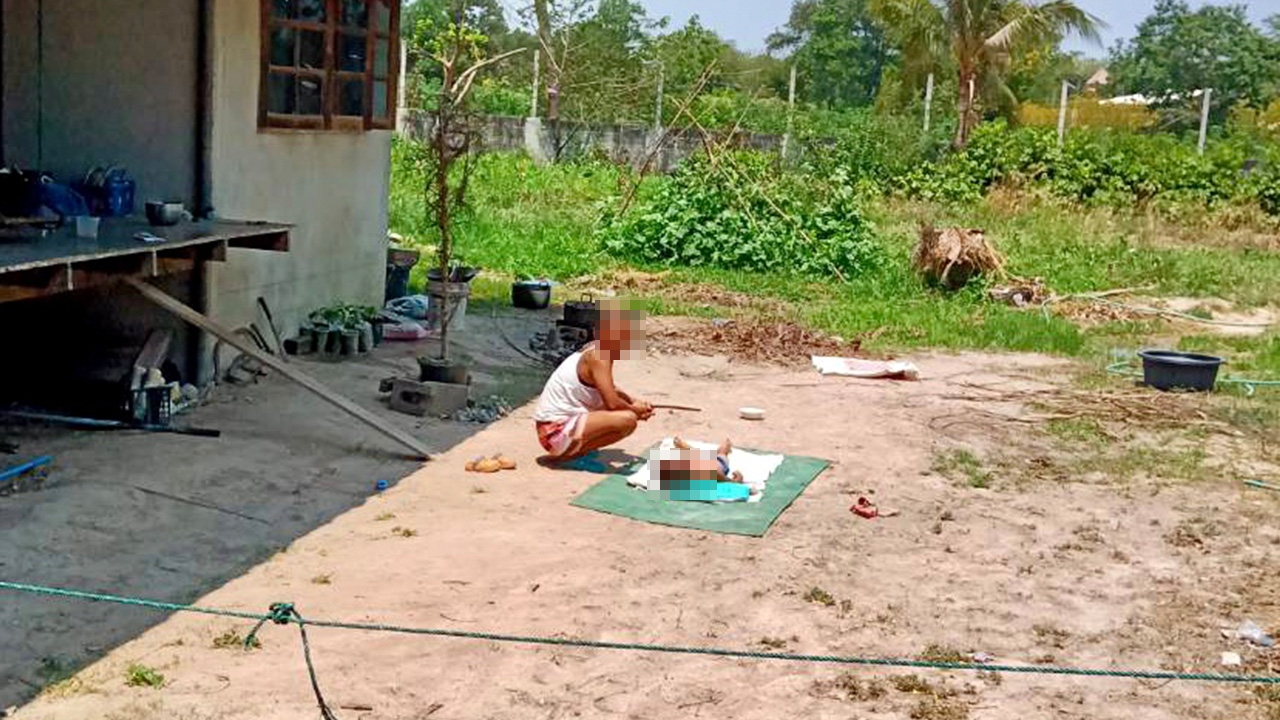 แม่คลั่งยา จับลูกชายวัย 8 ขวบนอนตากแดดหลายชม. หากลุกจะถูกตี