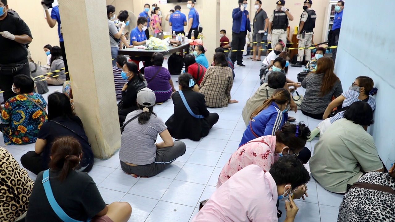 ทลายบ่อนเมืองนนท์ เปิดไม่สนสถานการณ์ เย้ย พ.ร.ก.ฉุกเฉิน รวบ 114 นักพนัน