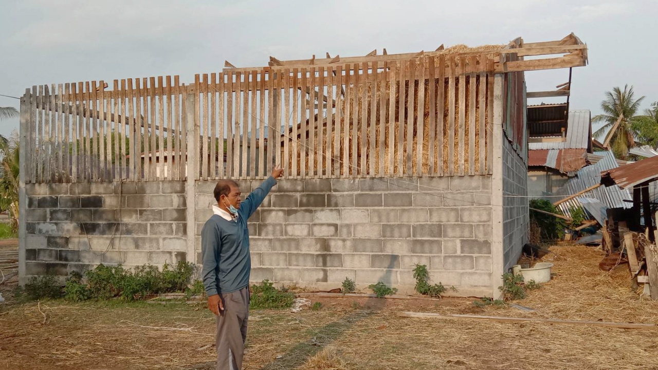 พายุฤดูร้อนเข้าร้อยเอ็ด ถล่มบ้านสระโพนทอง หลังคาบ้าน วัด โรงเรียนพังราบ