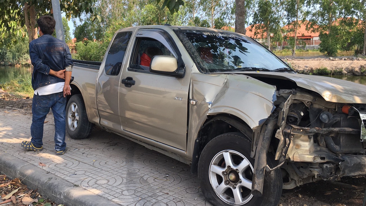 รายจ่ายมารอ หนุ่มโรงงานโหมทำโอที วูบหลับพารถกระบะพุ่งชนต้นไม้พังยับ