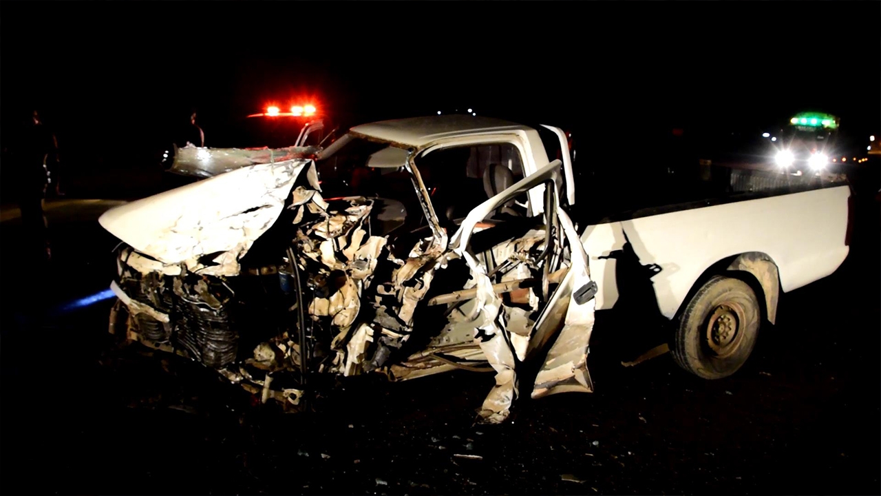 กระบะหนุ่มท่าตะโก เสียหลักประสานงารถพ่วงยับทั้งคัน โชคดีรอดเจ็บเล็กน้อย