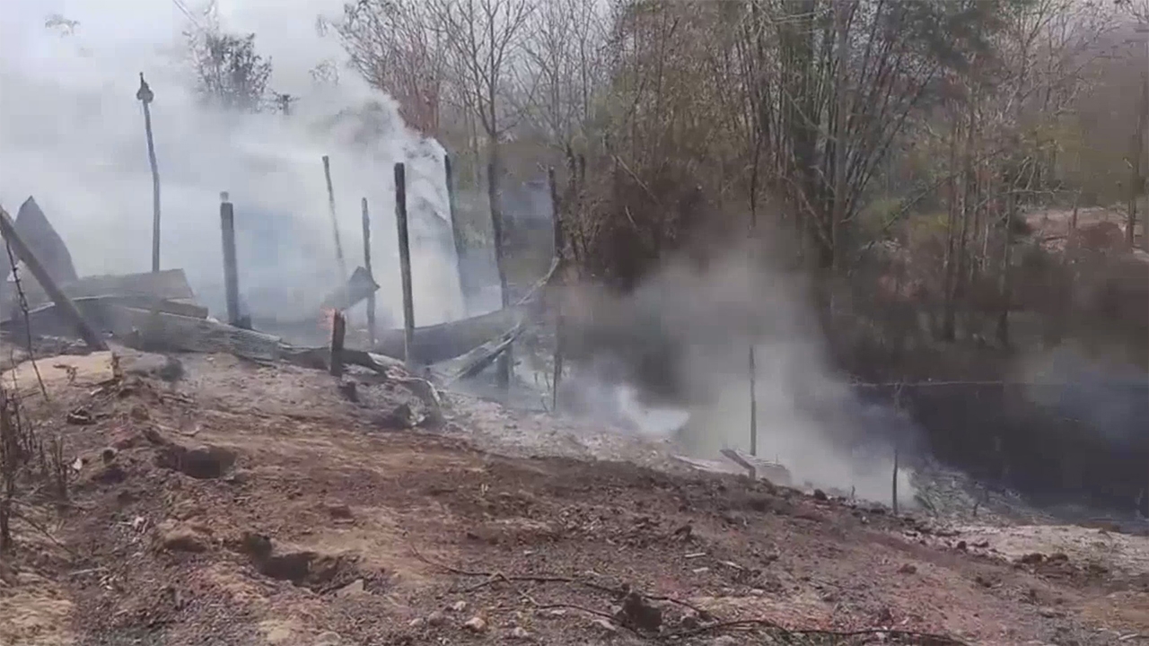 ไฟป่าอุ้มผางคุมไม่อยู่ ลามไหม้บ้านชาวบ้าน จนท.เร่งดับคาดใช้เวลา 1-2 วัน