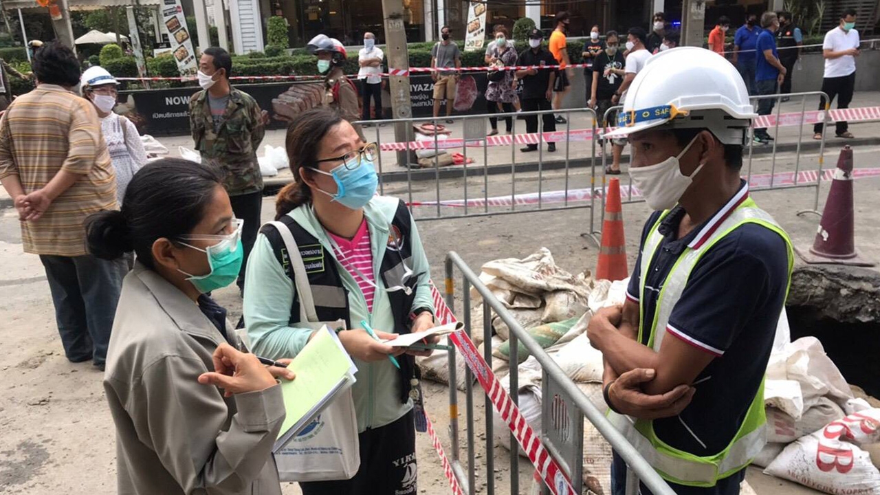 กสร.เรียกสอบนายจ้างเหตุดินสไลด์ทับคนงานวางท่อดับ1 เจ็บ 1 ย่านเอกมัยซอย 2