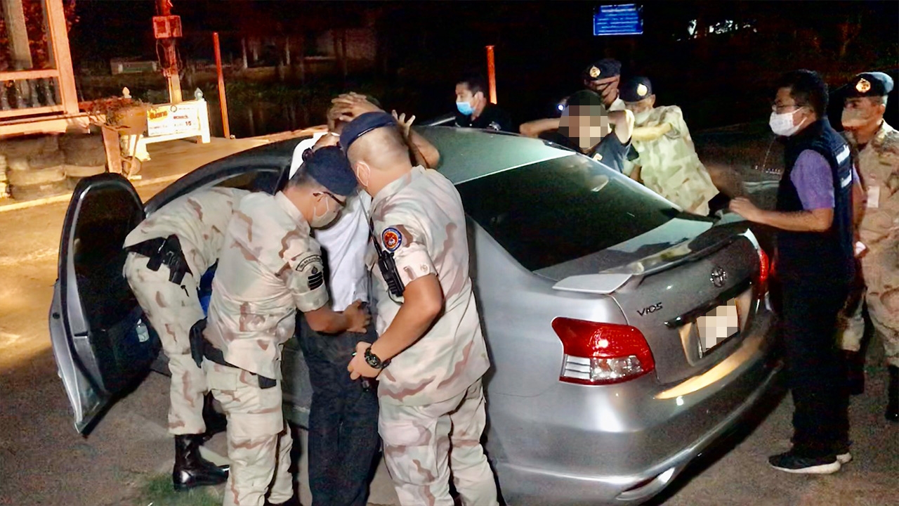 นนทบุรี จับ 2 หนุ่มเข้าบ้านไม่ได้ ฝ่าฝืนเคอร์ฟิว นั่งก๊งเหล้าเมาในวัด