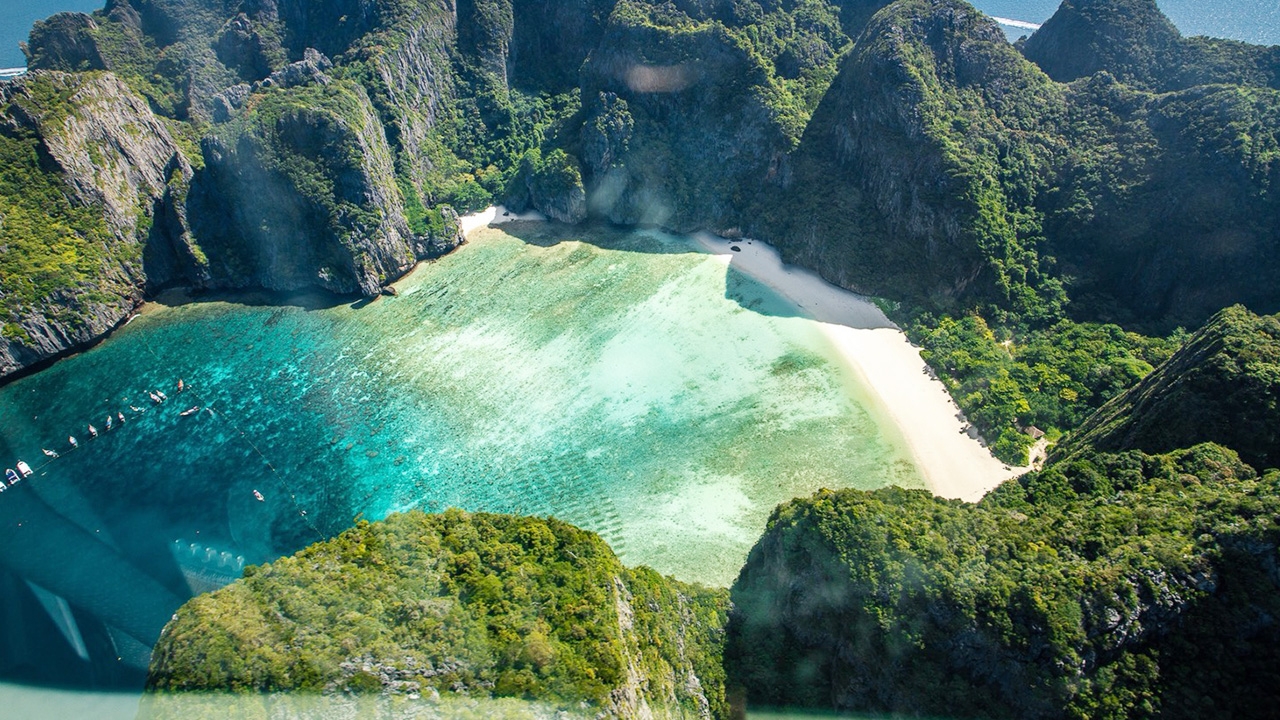 นักท่องเที่ยวตกค้างที่กระบี่กว่า 600 คน พบ 274 คน ยังอยู่บนเกาะพีพี