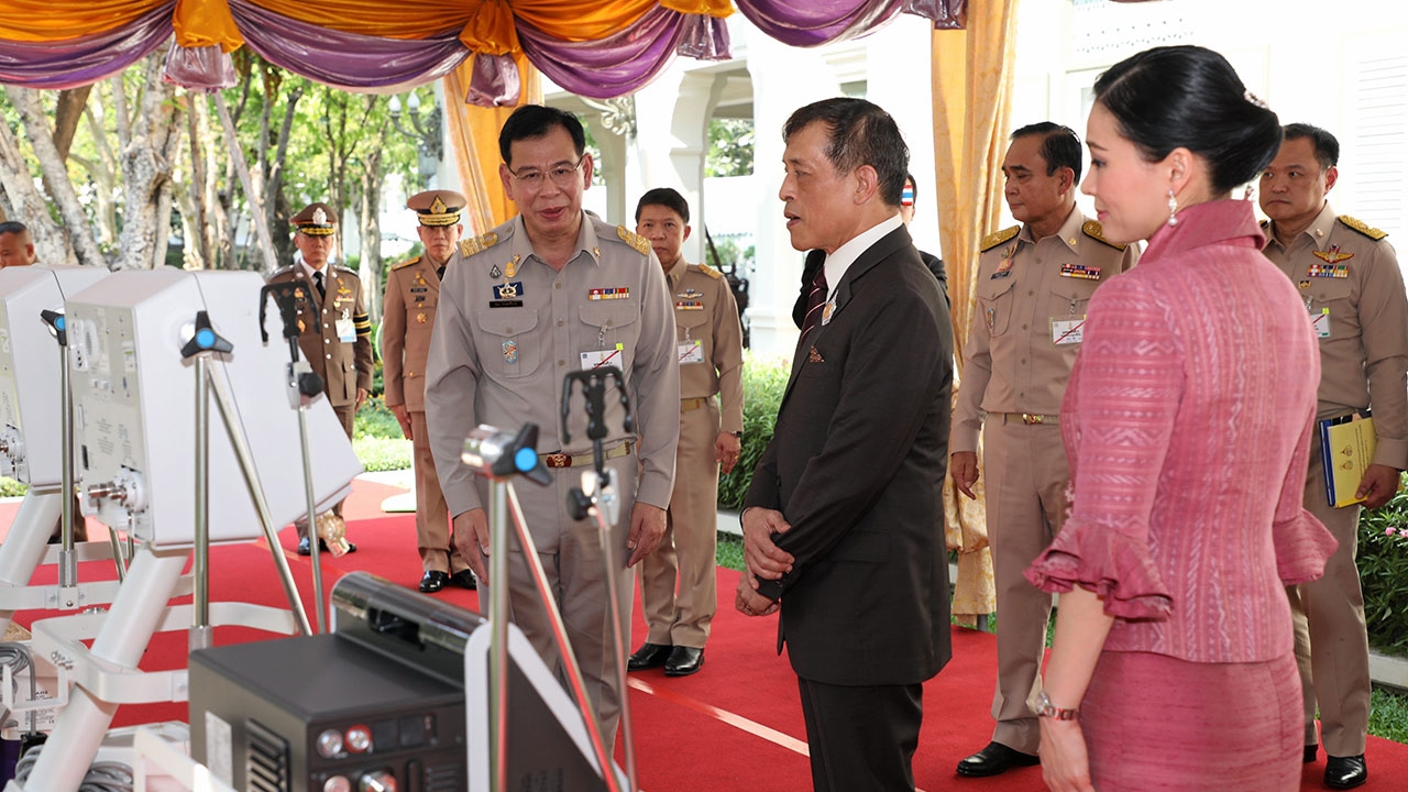 ในหลวง-พระราชินี พระราชทานอุปกรณ์ทางการแพทย์แก่โรงพยาบาลต่างๆ