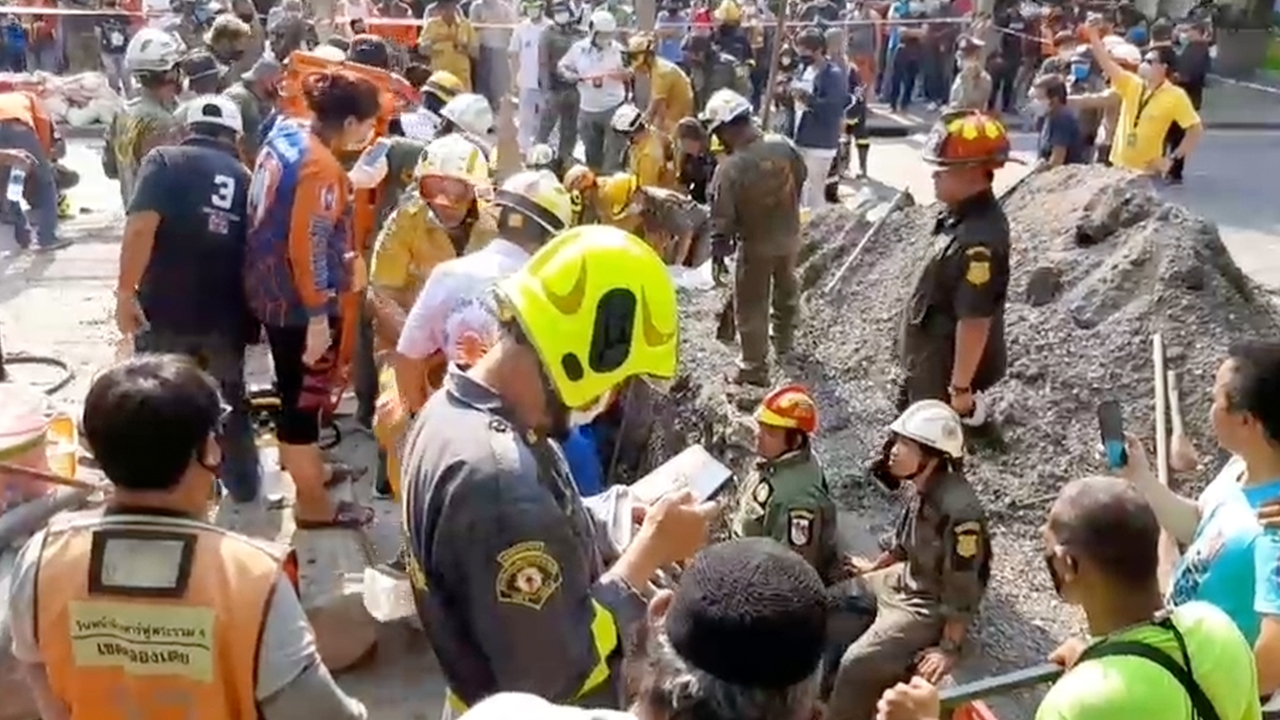 ดินถล่มทับคนงานในบ่อ ย่านเอกมัยซอย 2 ช่วยได้ 1 สูญหายอีก 1