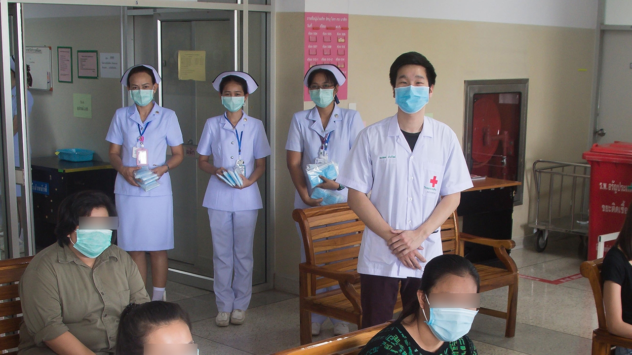 ผู้ป่วยโควิด 7 รายรักษาหาย รพ.อรัญประเทศ มอบดอกไม้ยินดี ก่อนกลับบ้าน