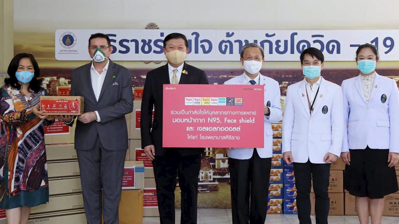 ครบเครื่อง พิชัย จิราธิวัฒน์ และ สเตฟาน คูม ร่วมกันมอบอุปกรณ์ทางการแพทย์ หน้ากากอนามัย N95, หน้ากากป้องกันละอองฝอย, เจลแอลกอฮอล์และอาหาร ให้แก่ ศ.ดร.นพ.ประสิทธิ์ วัฒนาภาเพื่อนำไปให้บุคลากรทางการแพทย์ดูแลรักษาผู้ป่วยติดเชื้อไวรัสโควิด-19 ที่โรงพยาบาลศิริราช วันก่อน.