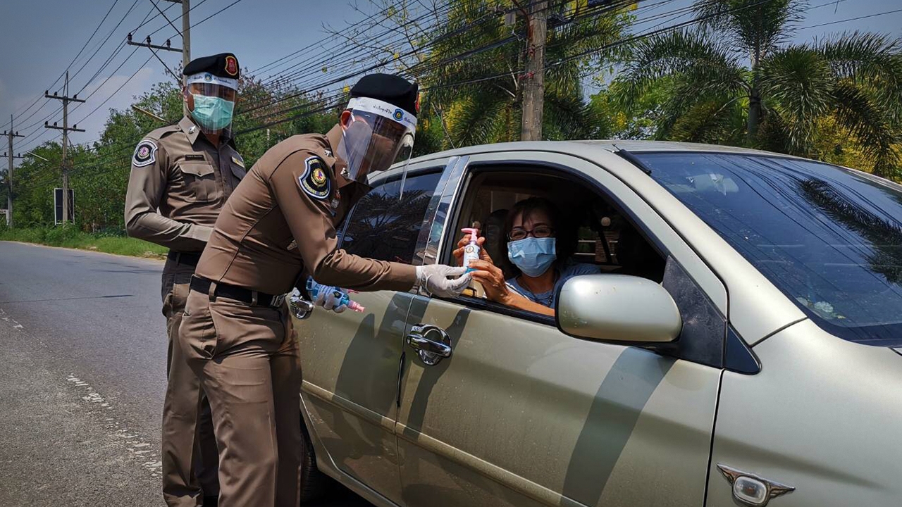 เริ่มแจก แต่ไม่ใช่ใบสั่ง ตำรวจทางหลวงโคราช แจกฟรี “สเปรย์แอลกอฮอล์”
