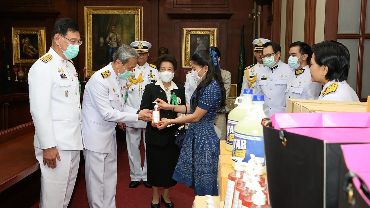 ฟ้าหญิงพระราชทานหน้ากาก-เจล ให้กำลังใจเชิดชูดั่งนักรบเสื้อขาว