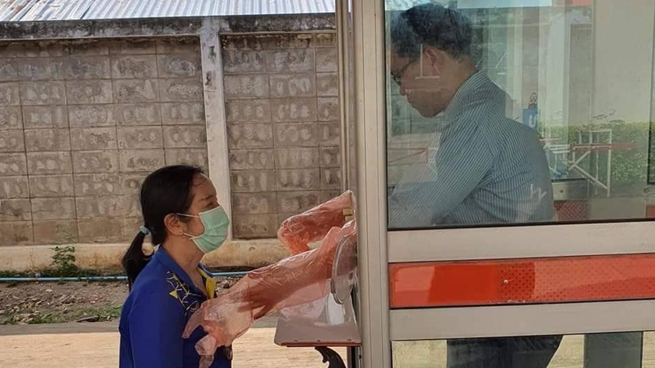ไอเดียดี ดัดแปลงตู้โทรศัพท์เก่าเป็นที่ตรวจหาเชื้อโควิด-19 