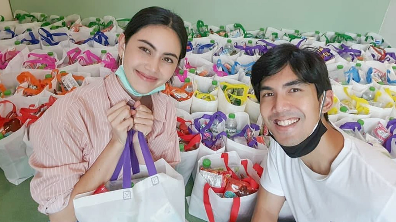 ใหม่-เต๋อ ร่วมส่งกำลังใจ แพ็กถุงยังชีพช่วยคนเดือดร้อนจากโควิด-19