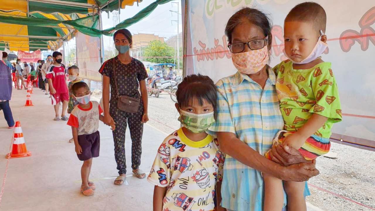 ชาวบ้านขอบคุณ มูลนิธิฯ ทำอาหารแจกสู้โควิดฯ แบบปลอดภัย-ได้ทุกคน