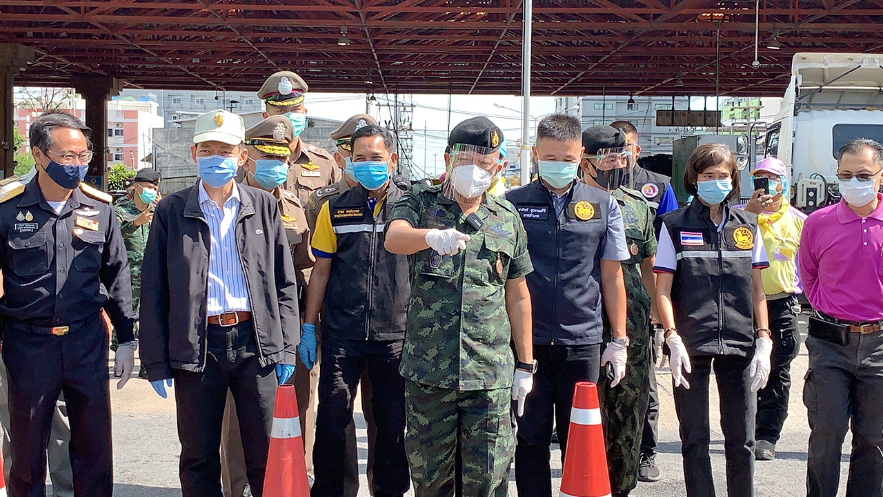 มทภ.4 รับ 100 คนไทยกลับจากมาเลย์ ถึงด่านสะเดา นำกักตัว 14 วัน