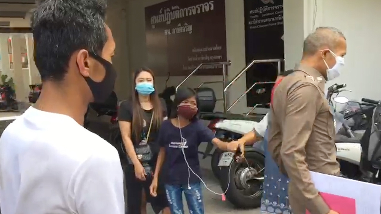 ฝากขังพ่อคลั่งใช้สากทุบลูก 4 ขวบดับ ลูกสาววอนให้ขอขมาน้องด้วย