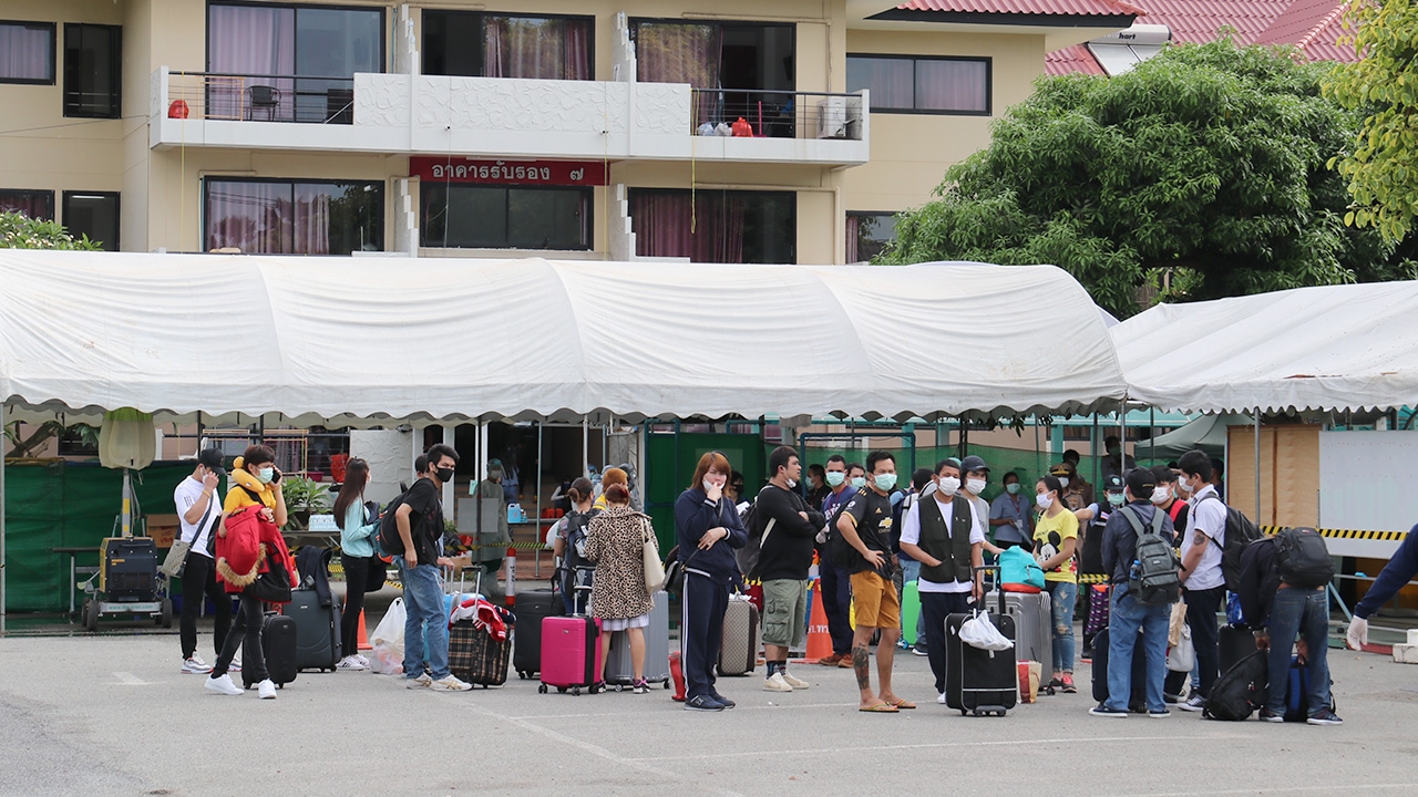 ส่ง 280 คนไทย ที่กักตัวในศูนย์โควิด-19 สัตหีบ ปลอดภัยทุกคน กลับบ้าน