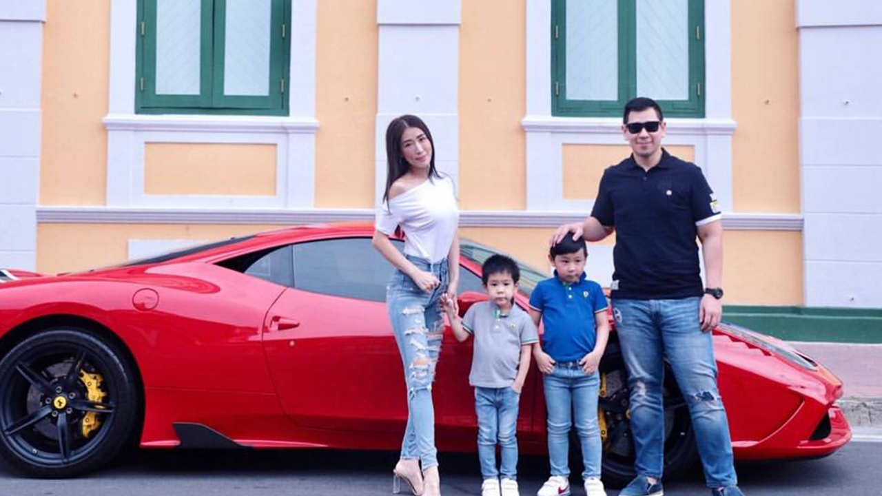 เอิร์น จิรวรรณ เผยภาพอบอุ่นขับรถสปอร์ตพาลูกๆ ชมวิวก่อนเวลาเคอร์ฟิว