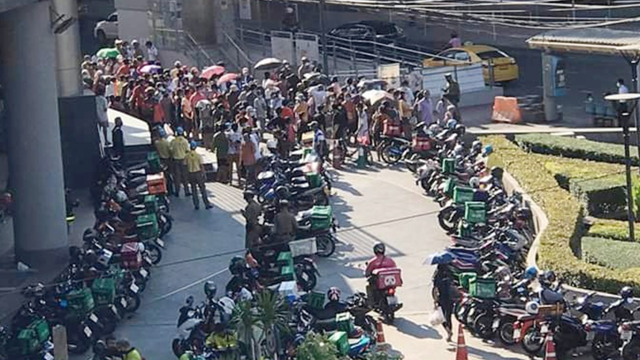 100 เดียวทำเสียว ชาวบ้านแห่รวมตัว หน้าห้างดัง เสี่ยงแพร่ "โควิด"