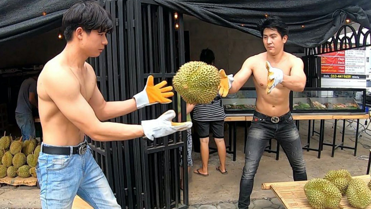 เจ้าของร้านดึงหนุ่มกล้ามโต ช่วยโปรโมตขายทุเรียน ฝ่าวิกฤติโควิด-19