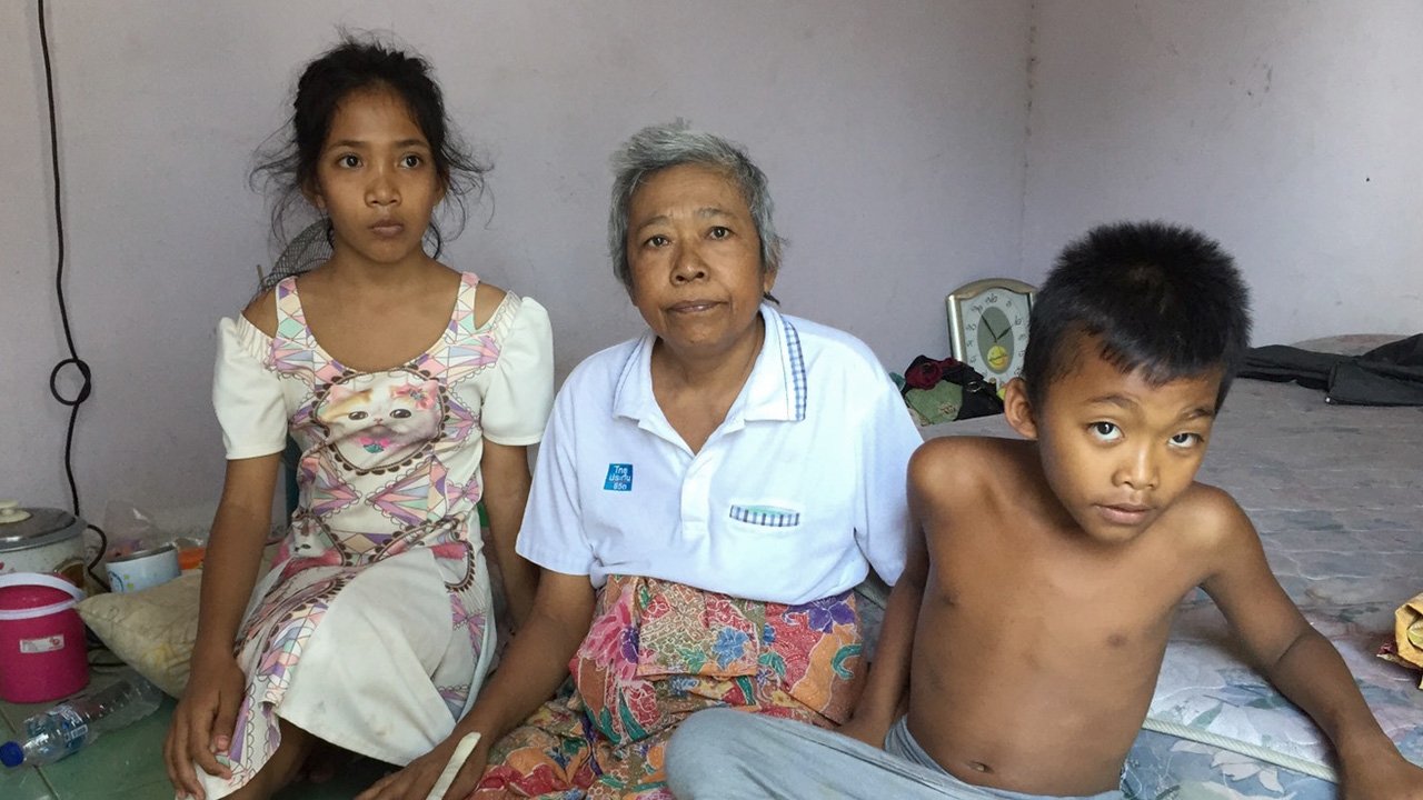 กู้ภัยกระบี่รุดช่วยยายหลาน 4 ชีวิตเจอโควิดทำตกงาน ขาดรายได้ซื้อข้าว