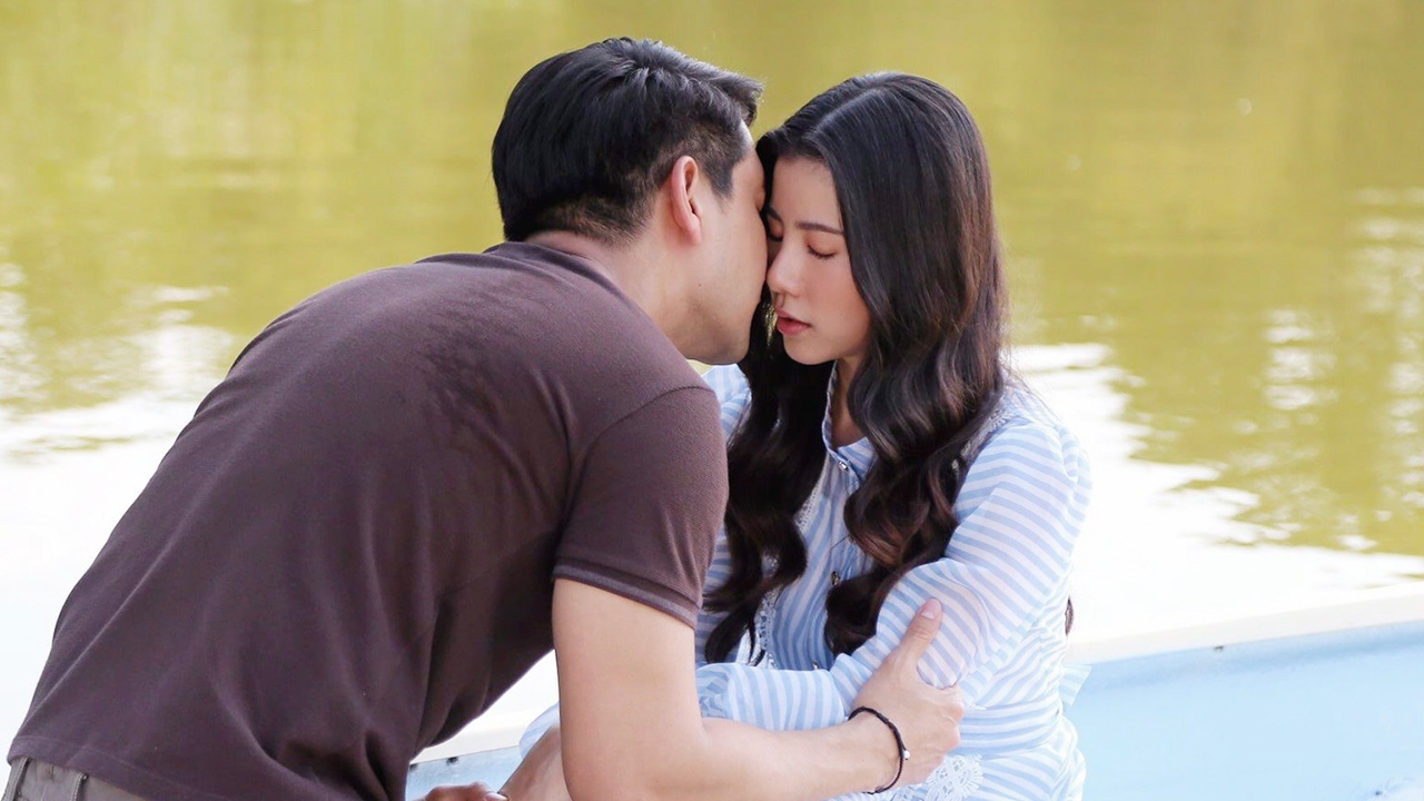 "ป้อง" จูบ "เอสเธอร์" กลางบึง หวังใช้ความรักฟื้นความจำใน “เหมือนเราเคยรักกัน”