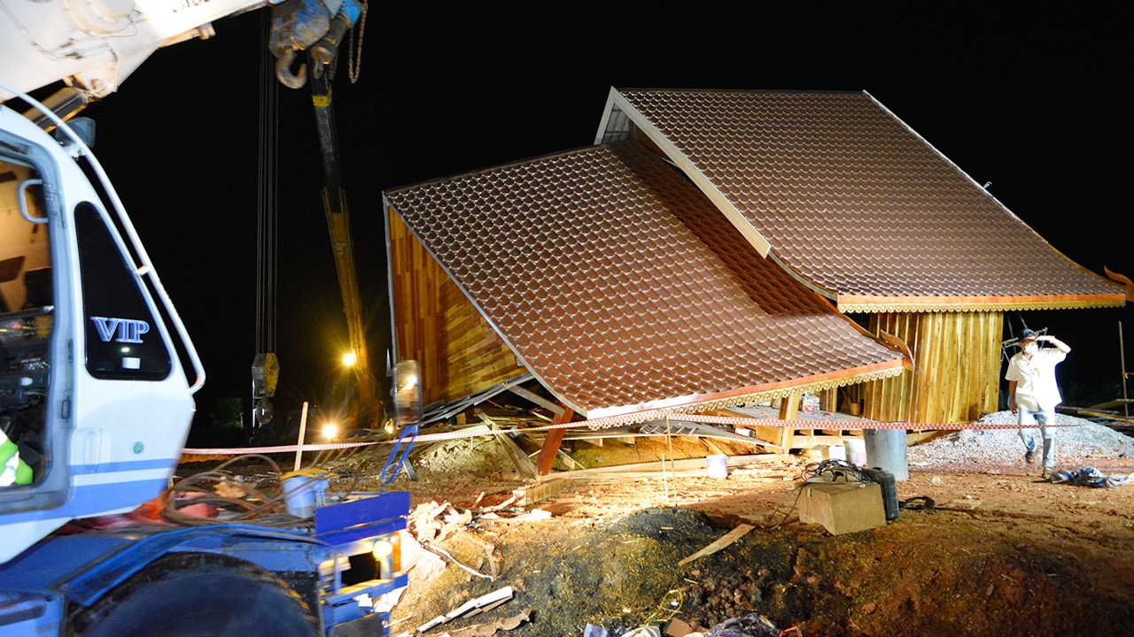 สลด พายุกระหน่ำ ซัดบ้านถล่มทั้งหลัง ทับเด็กดับ อีก 5 หวิด หนีทัน