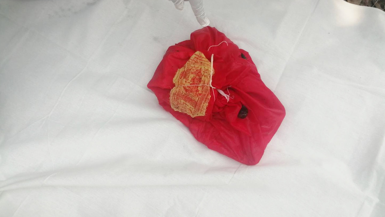 หนุ่มผวา เจอห่อผ้าแดง มัดสายสิญจน์ ปิดผ้ายันต์ ขนลุก พระเผยสะกดวิญญาณ