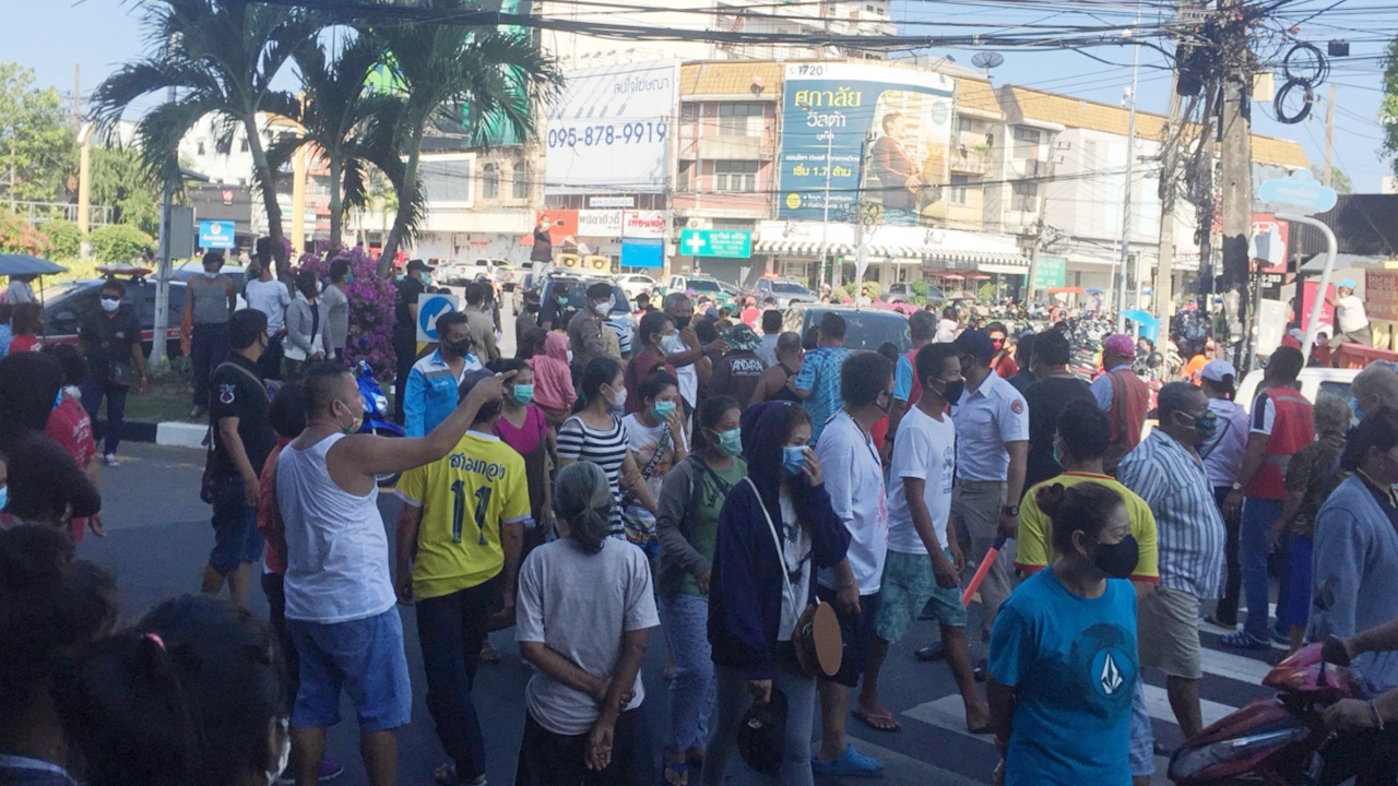 วัยรุ่นภูเก็ตแจกถุงยังชีพผู้เดือดร้อนโควิด คนแห่รับแน่นวงเวียนหอนาฬิกา