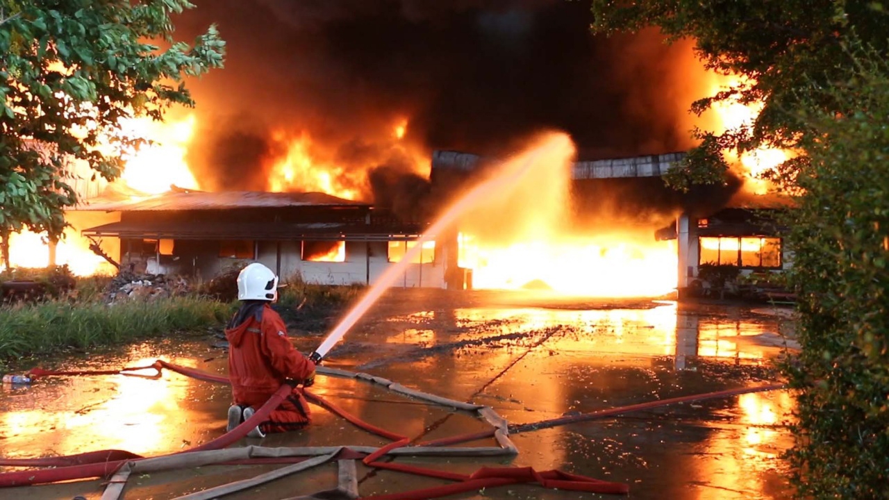 ไฟไหม้ รง.ที่ขอนแก่น เผาอาคารวอด เหตุพายุทำหม้อแปลงระเบิด  