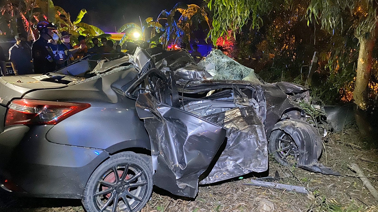 เก๋งกลัว "เคอร์ฟิว" ซิ่งชนต้นไม้ เจ็บ 1 ดับ 1 หัวขาดครึ่งสยอง