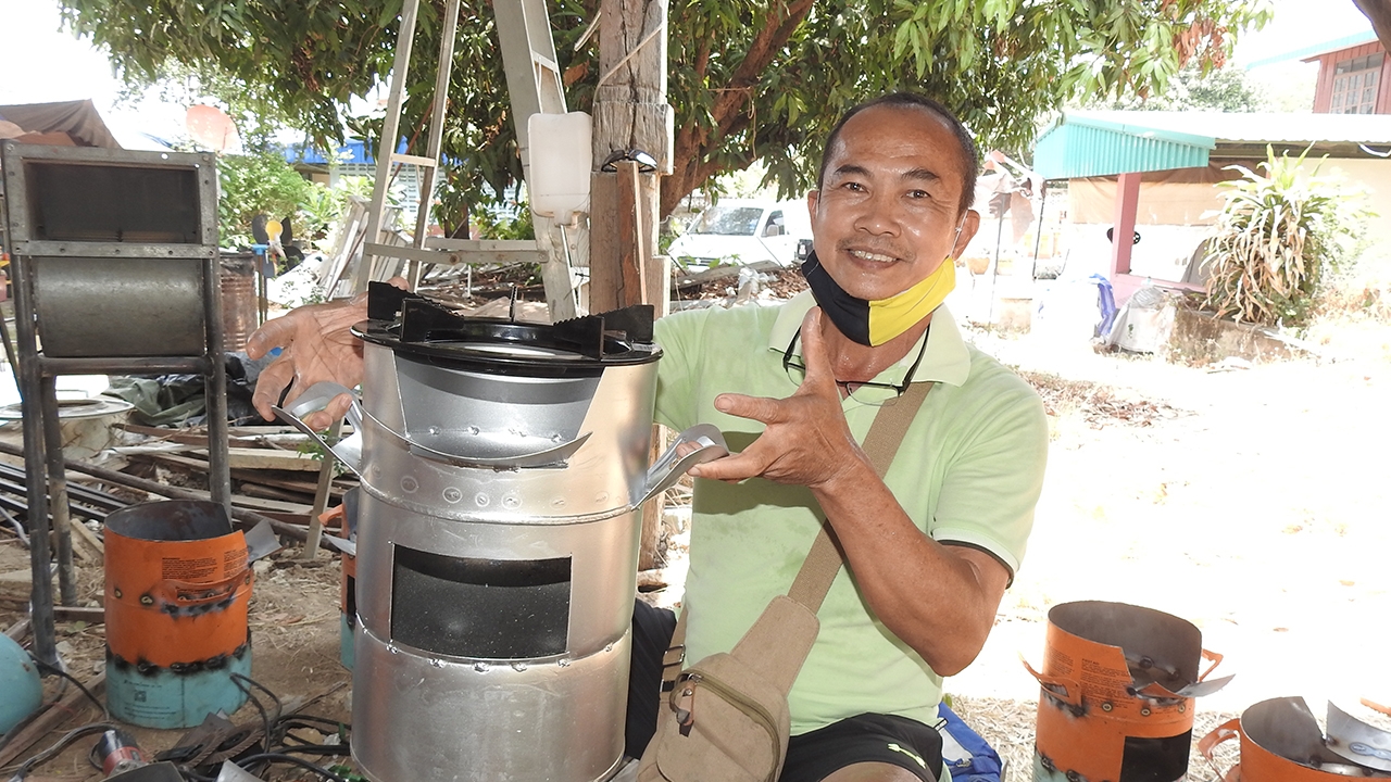 หนุ่มใหญ่จากสวรรคโลก ทำเตาอั้งโล่จากถังน้ำยาแอร์ ชูเบาใช้ง่าย ทนแดดและฝน