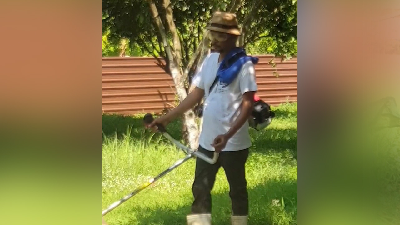 ไม่จ้างให้เสียเงิน เท่ง เถิดเทิง ตากแดดตัดหญ้าดูแลบ้านสวนด้วยตัวเอง 