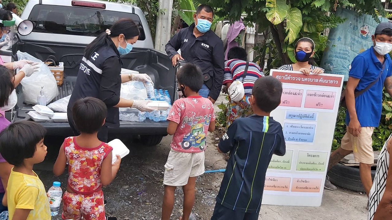 ผกก.คันนายาว แจกข้าวกล่อง 300 ชุด ให้ชาวบ้านหาเช้ากินค่ำในชุมชนกีบหมู