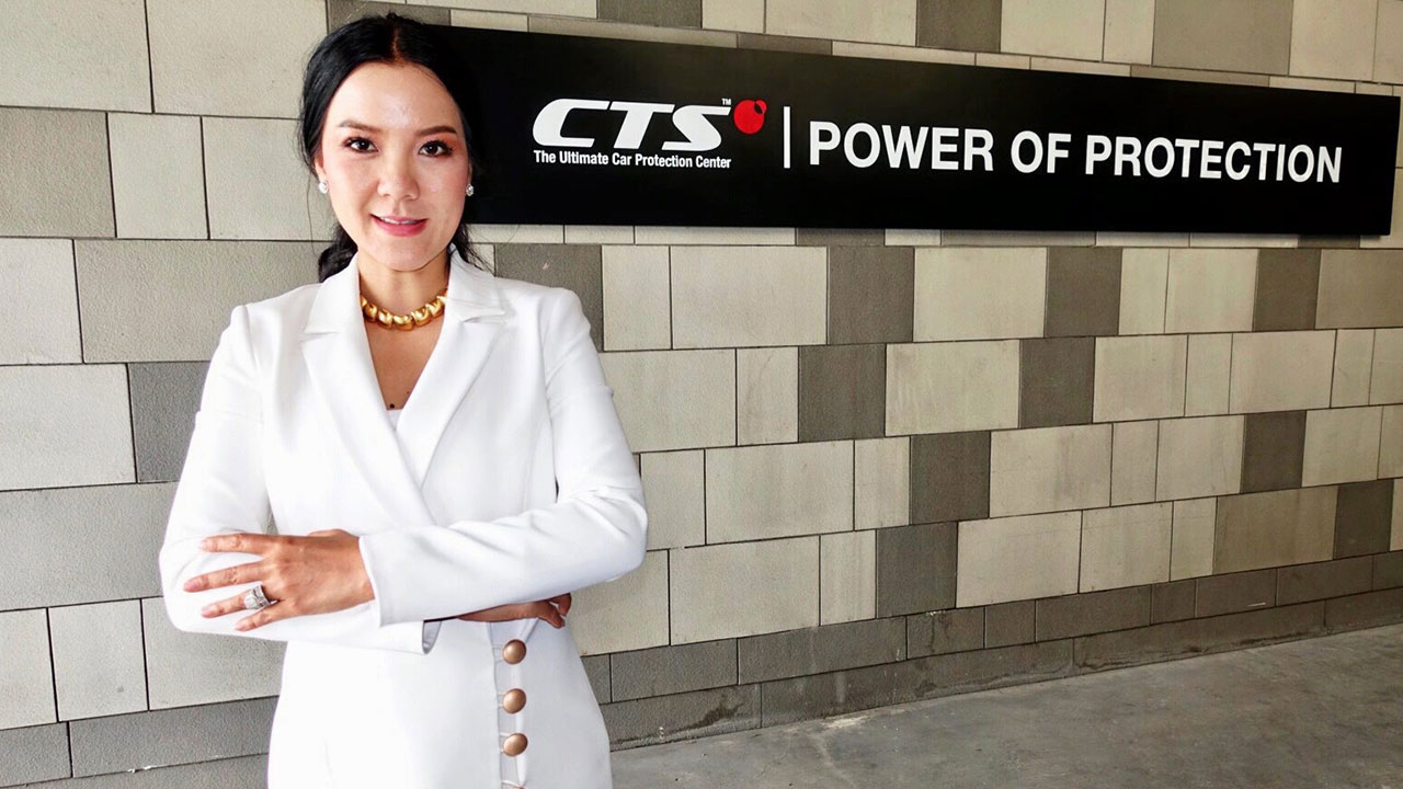 โสมชบาจ๊ะจ๋า : "ธีรรัตน์ จงประเสริฐ" จัดกิจกรรมทำความสะอาดรถยนต์ให้แพทย์พยาบาลฟรี