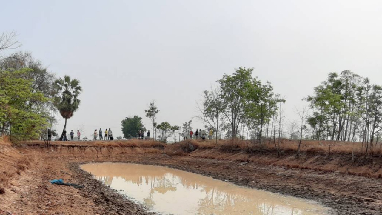 ชายวัย 61 เครียดตกงาน ไม่มีเงินส่งลูกเรียน พบเป็นศพนอนเสียชีวิตริมบ่อน้ำ