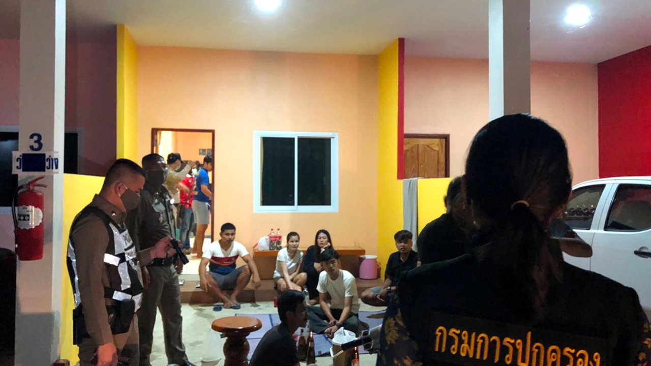 12 โจ๋เซราะกราวเย้ยเคอร์ฟิว ปิดรีสอร์ตตั้งก๊วนก๊งเหล้าฉลองสงกรานต์