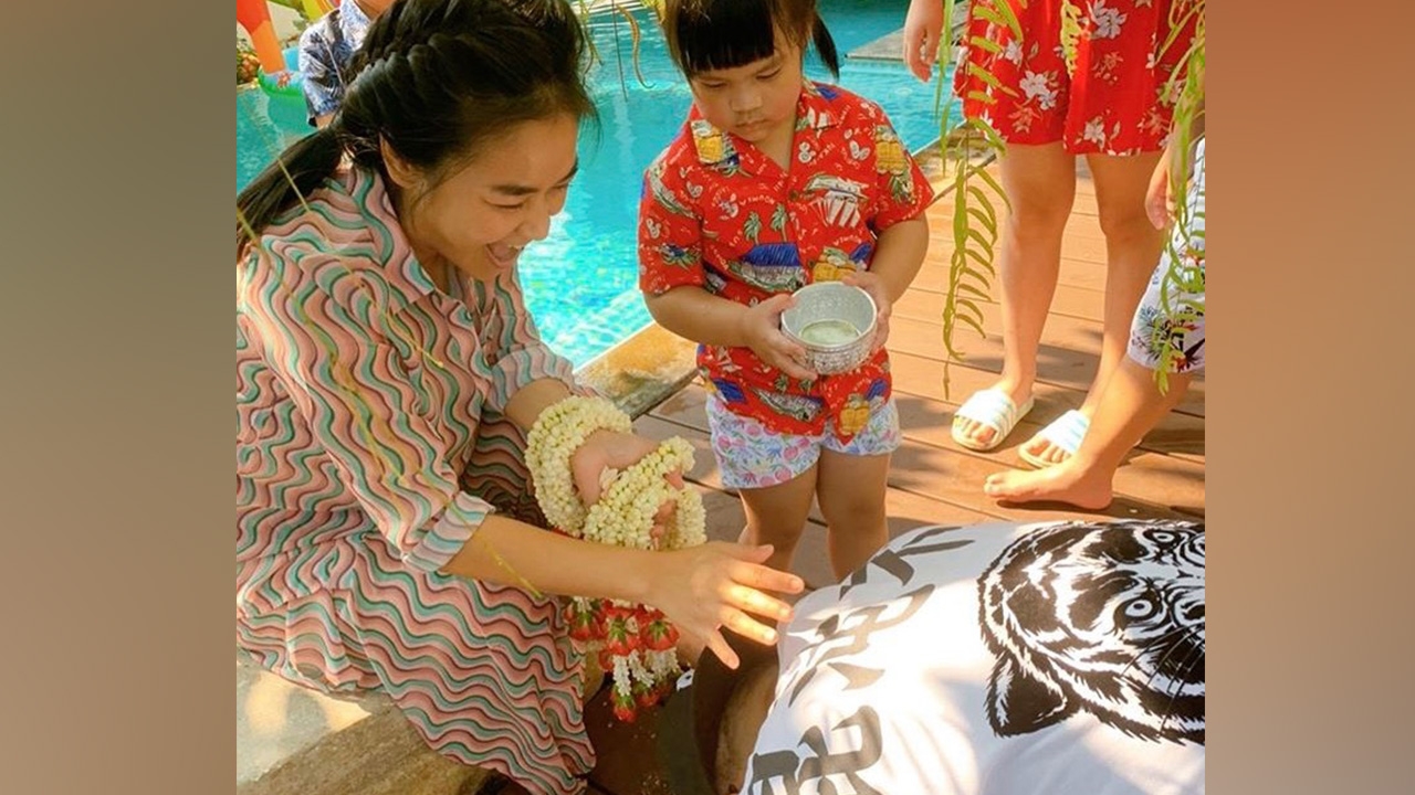 เปิ้ล นาคร พาลูกรดน้ำดำหัว แม่จูน ในวันสงกรานต์ แต่จุดพีคที่รูปสุดท้าย