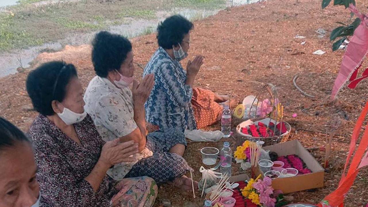 คนไทยเชื้อสายมอญ ปั้นตุ๊กตาดินทำพิธีเลี้ยงผีหลังสงกรานต์ ขอให้โควิดหาย