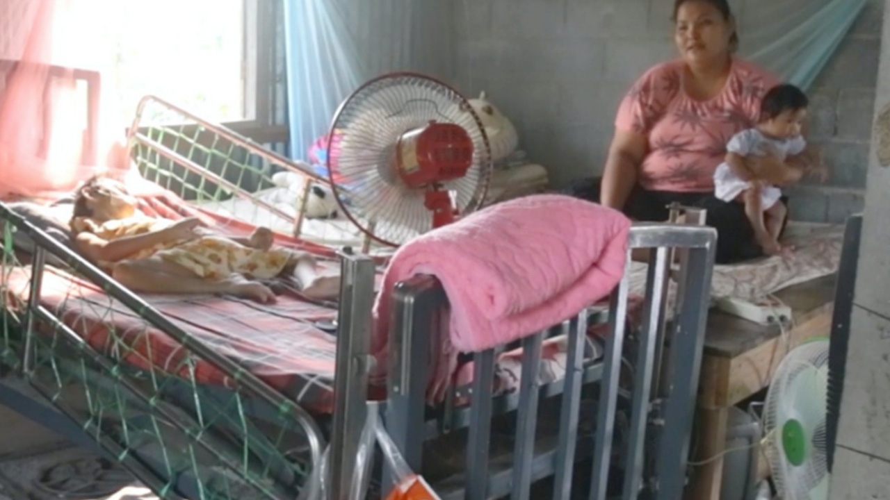 สาวขายผลไม้เลี้ยงลูกพิการ ลงทะเบียนเราไม่ทิ้งกัน AI บอกเป็นนักศึกษา 