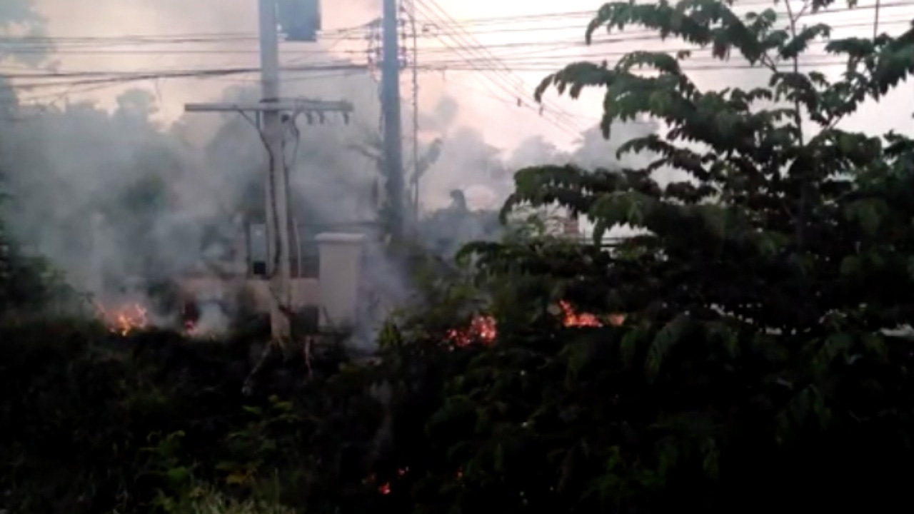 หม้อแปลงระเบิดทำไฟไหม้บ้าน ยายคนอุดรฯ หนีทัน พบเงิน 2 หมื่นไหม้เล็กน้อย