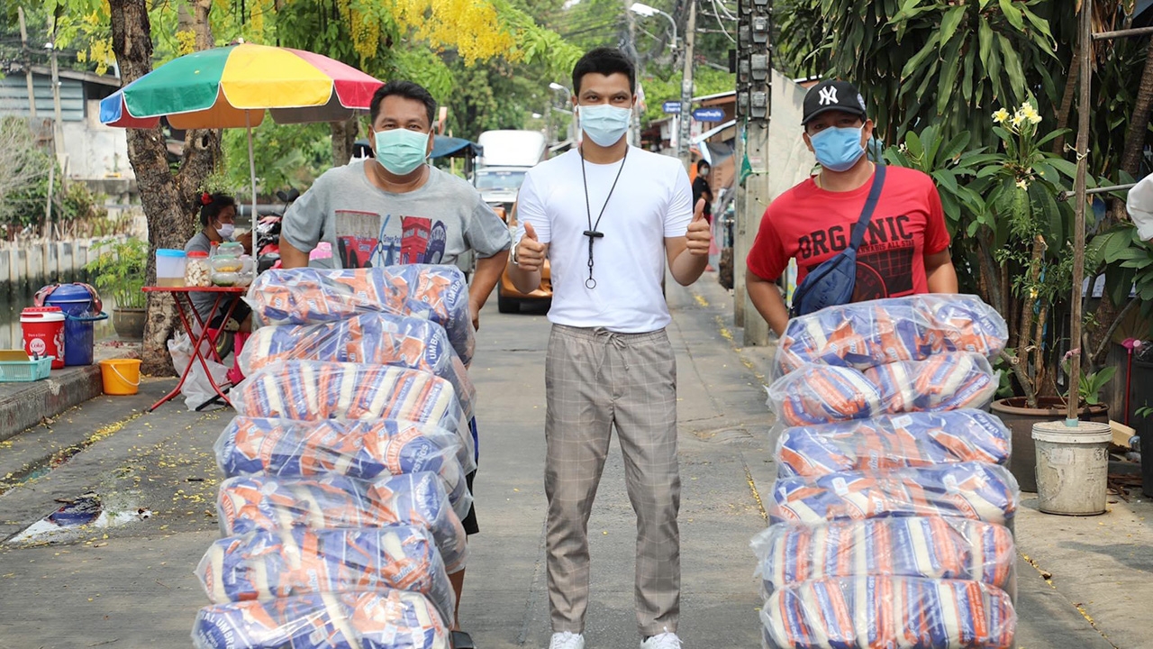 หนุ่ม กะลา ควักเงินส่วนตัว ซื้อข้าวสารแจกชาวบ้าน600หลัง ในภาวะโควิด-19