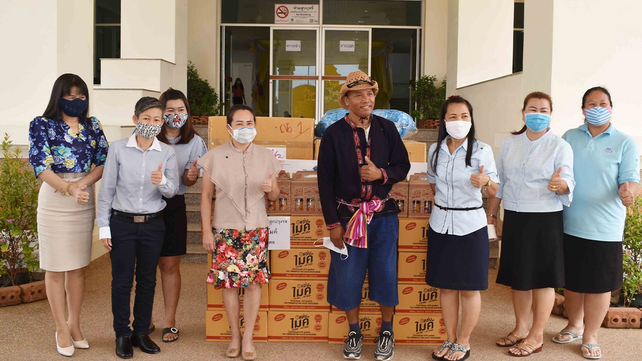 ผวจ.กาฬสินธุ์ นำ จนท.รับมอบอุปกรณ์ป้องกันโควิด-19 จาก ไมค์ ภิรมย์พร 