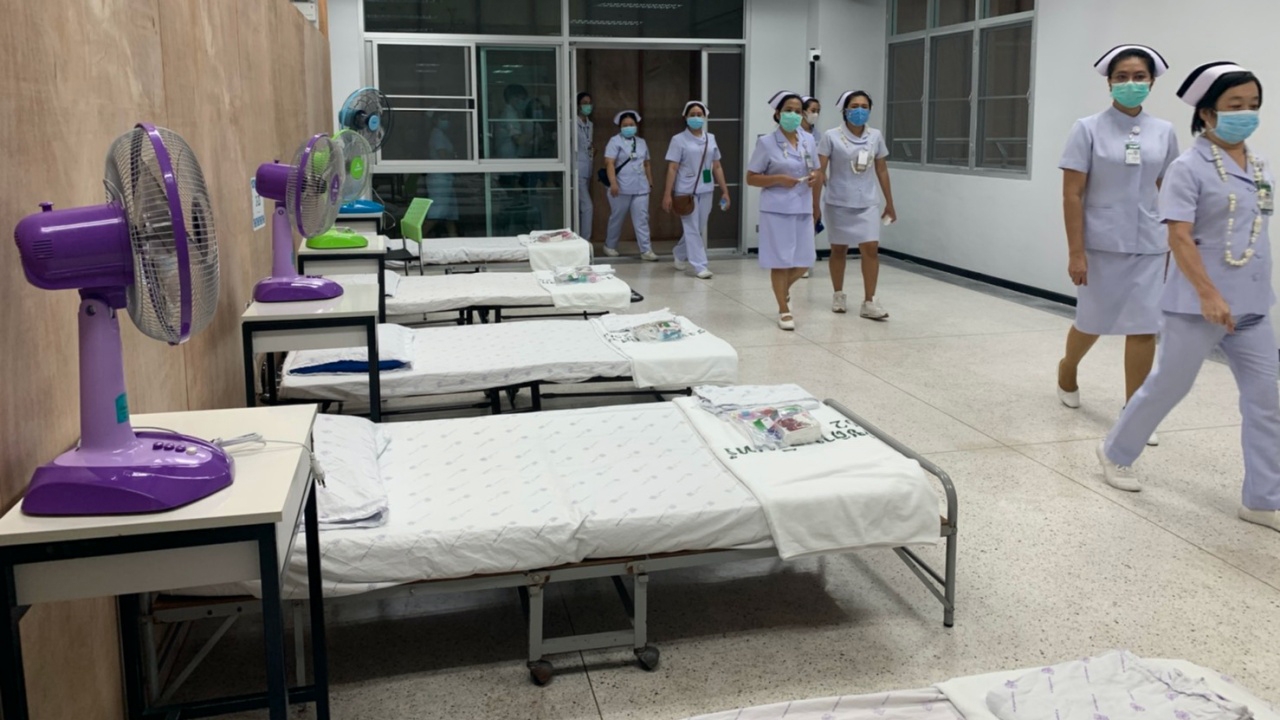 นักรบชุดขาว ม.อ. ถึงภูเก็ตแล้ว สับเปลี่ยนกำลัง สู้ศึกโควิด-19   