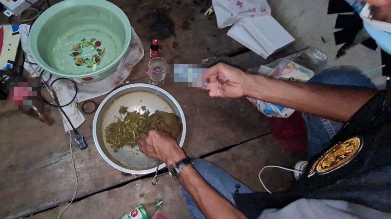 รวบ 7 โจ๋พระประแดง นัดเพื่อนปาร์ตี้น้ำกระท่อม หลอดเดียววนกันดูด 